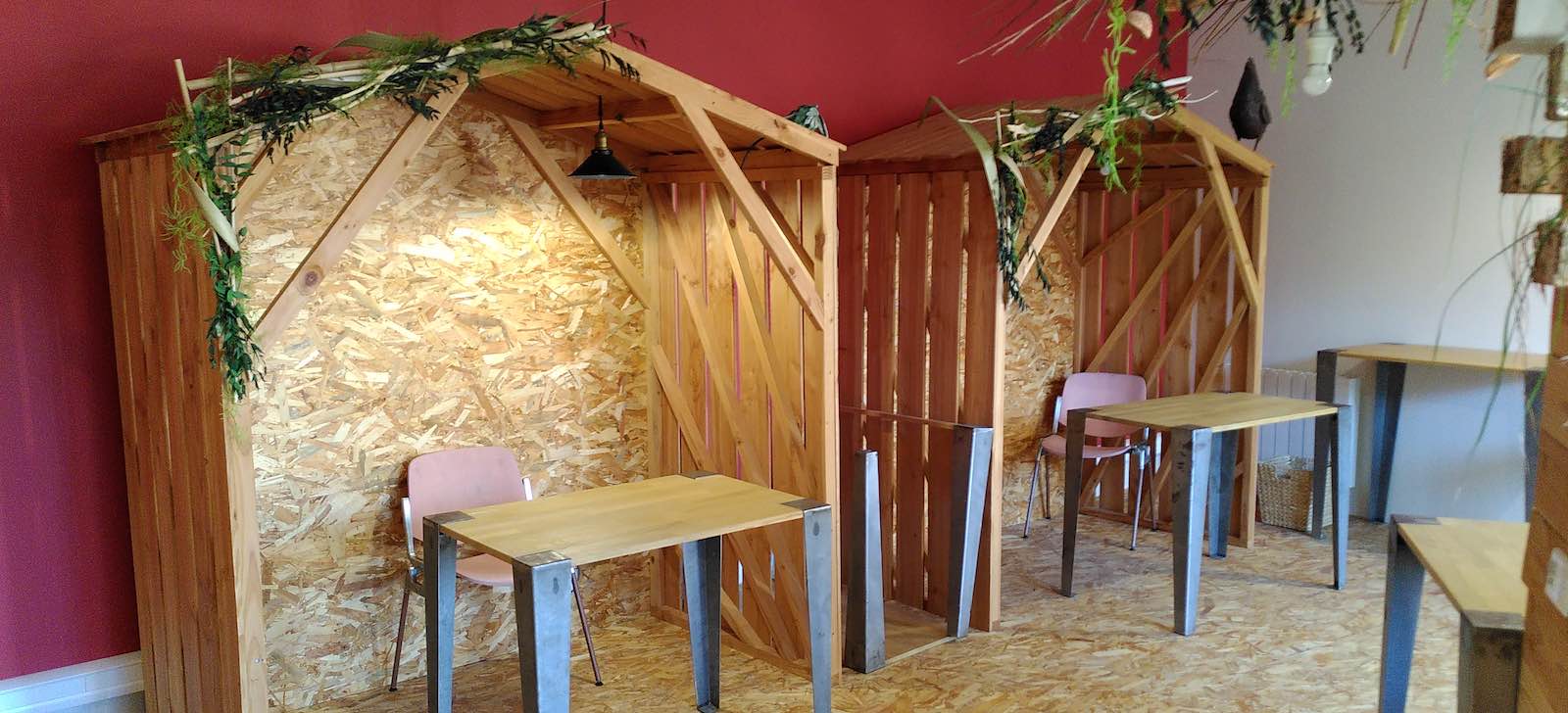 2 beaux box en bois avec un bureau chacun dans l'espace de coworking à Montmerle-sur-Saône