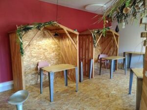 Box en bois avec une chaise et un bureau