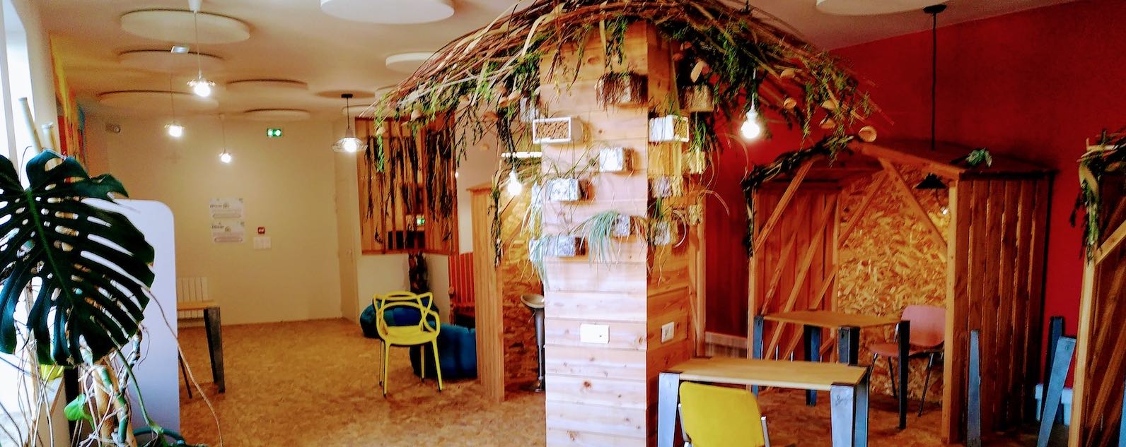 Accueil de l'espace coworking en bois et ambiance zen, à Montmerle-sur-Saône